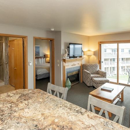 Westwood Shores Waterfront Resort Стерджен-Бей Экстерьер фото