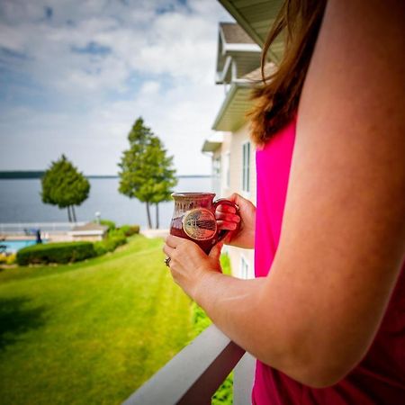 Westwood Shores Waterfront Resort Стерджен-Бей Экстерьер фото