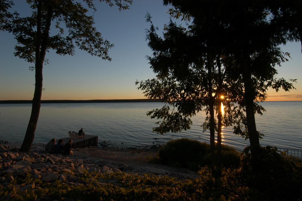 Westwood Shores Waterfront Resort Стерджен-Бей Экстерьер фото