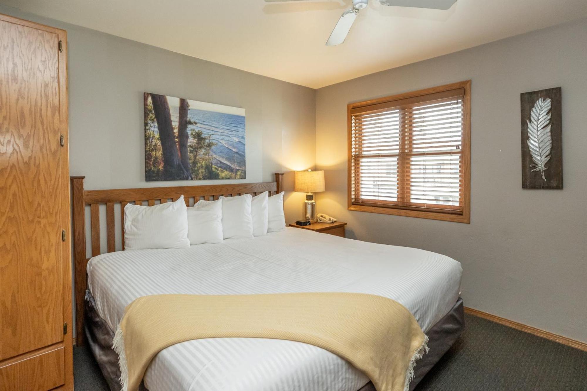 Westwood Shores Waterfront Resort Стерджен-Бей Экстерьер фото