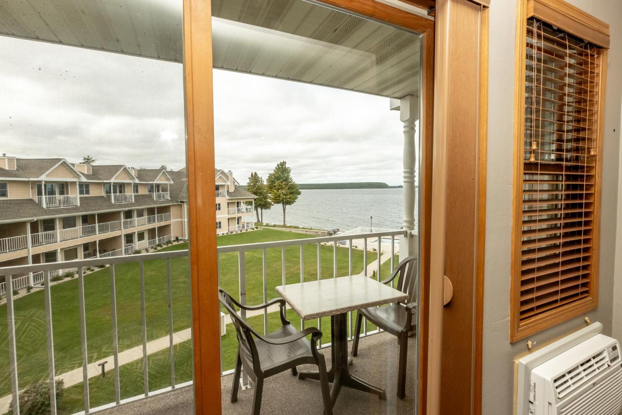 Westwood Shores Waterfront Resort Стерджен-Бей Экстерьер фото