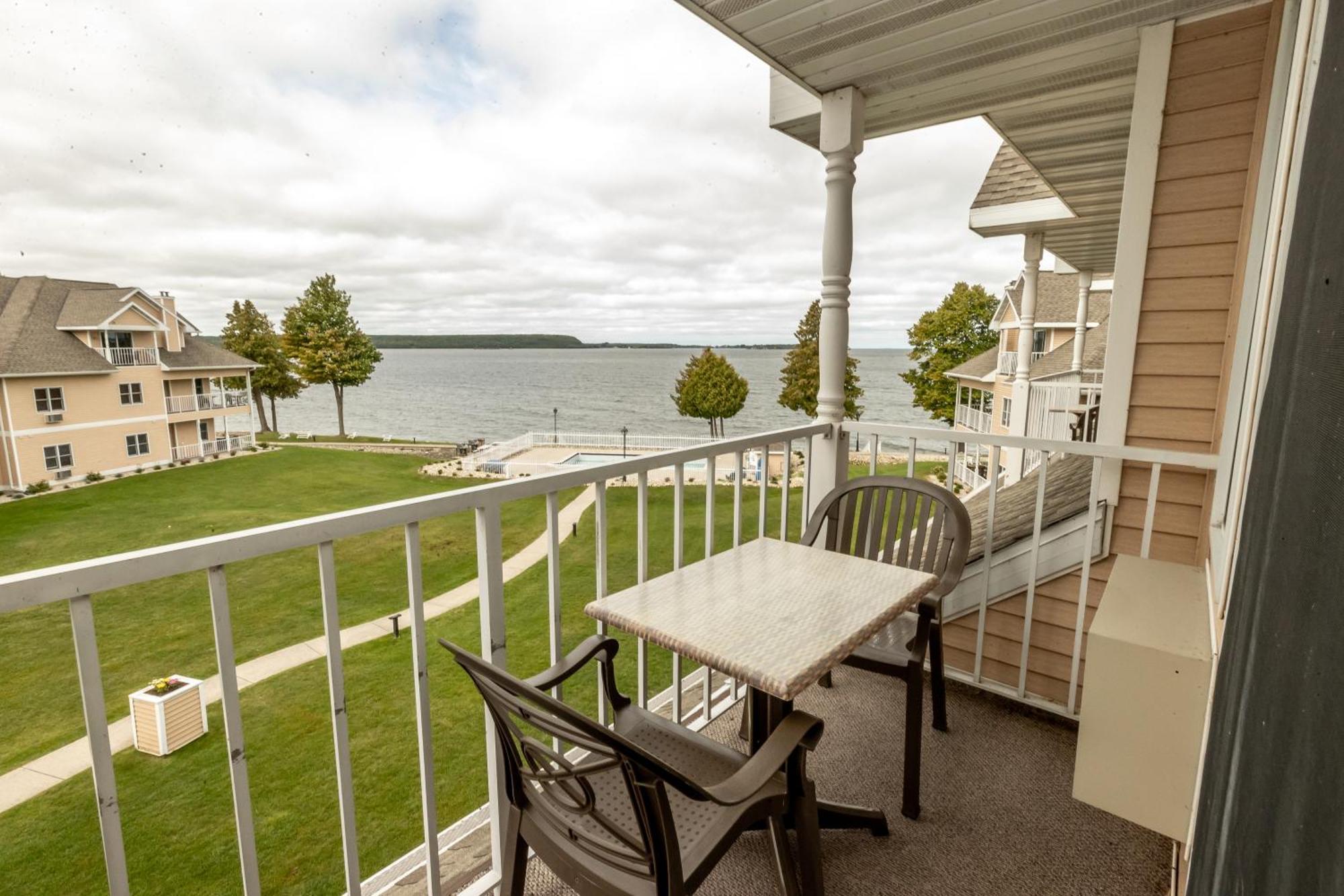 Westwood Shores Waterfront Resort Стерджен-Бей Экстерьер фото