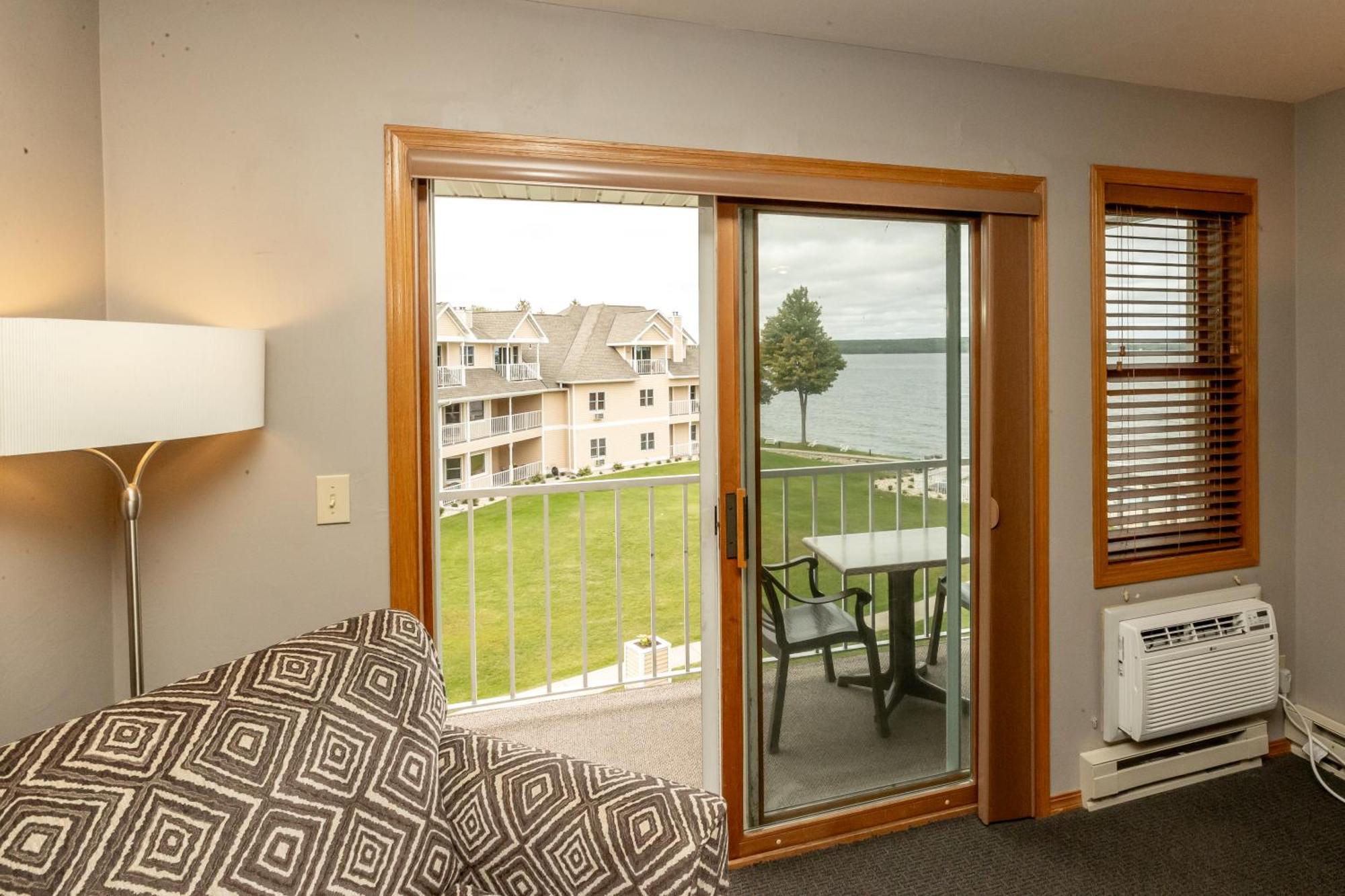 Westwood Shores Waterfront Resort Стерджен-Бей Экстерьер фото