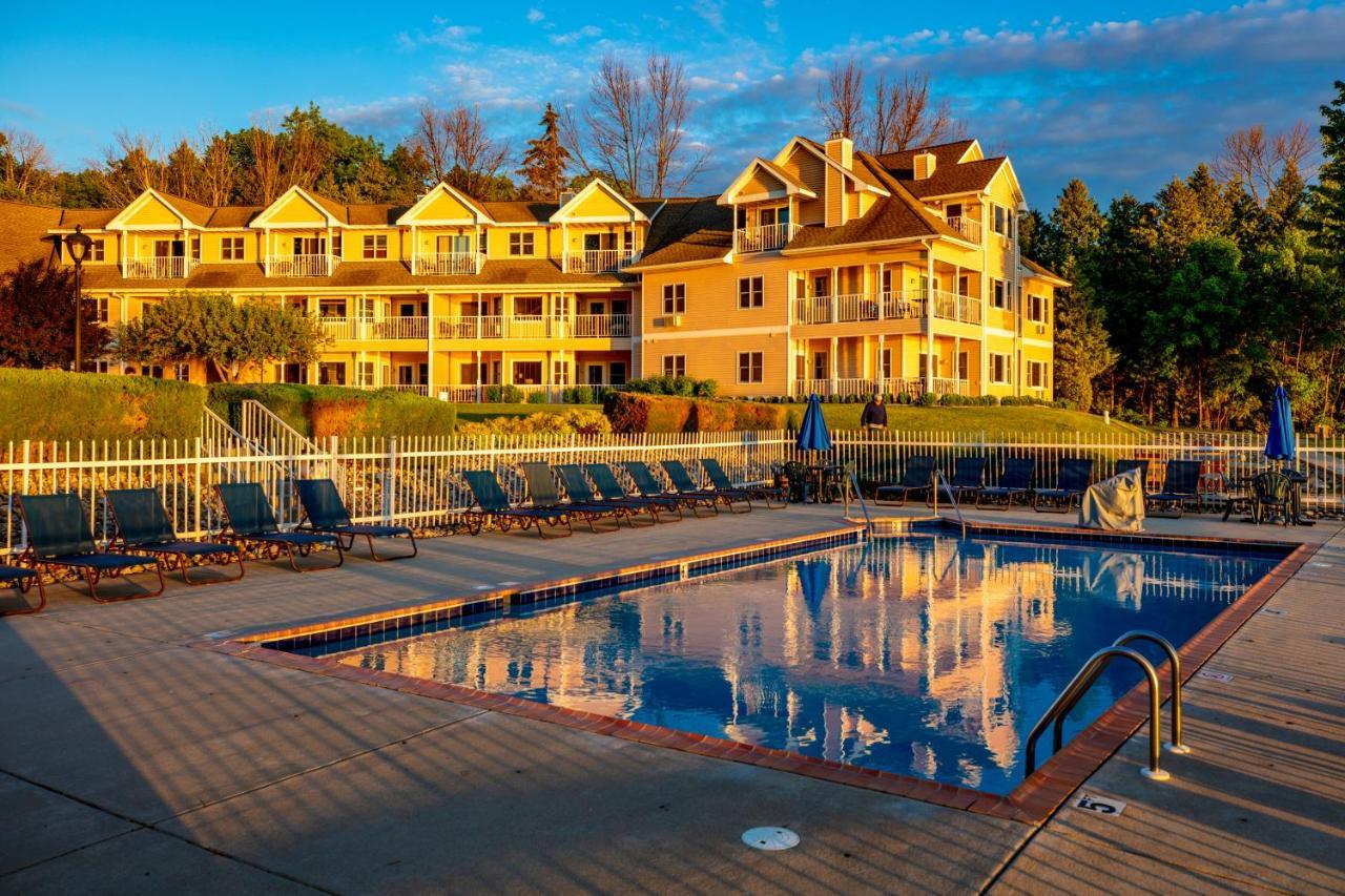 Westwood Shores Waterfront Resort Стерджен-Бей Экстерьер фото