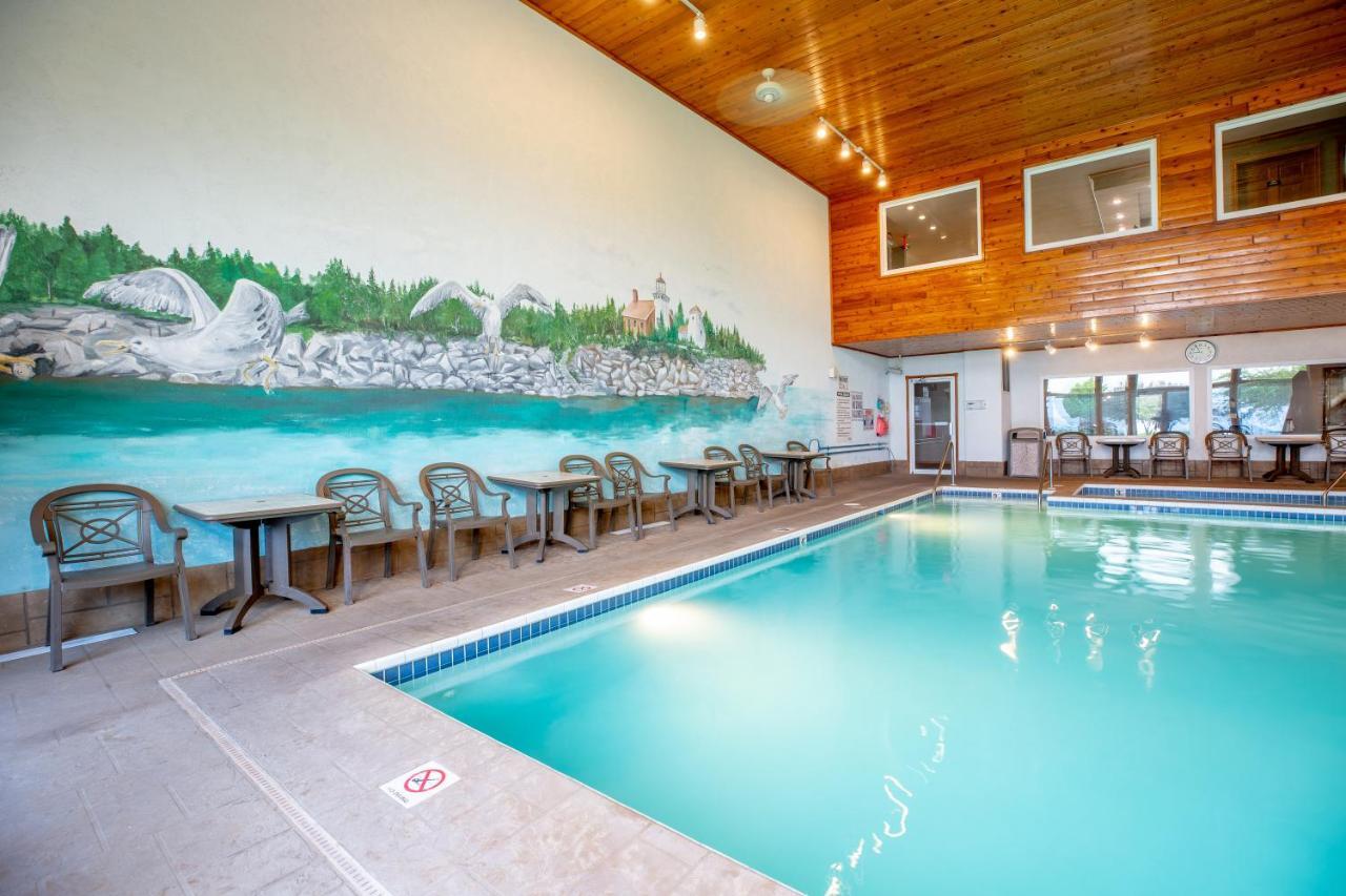 Westwood Shores Waterfront Resort Стерджен-Бей Экстерьер фото