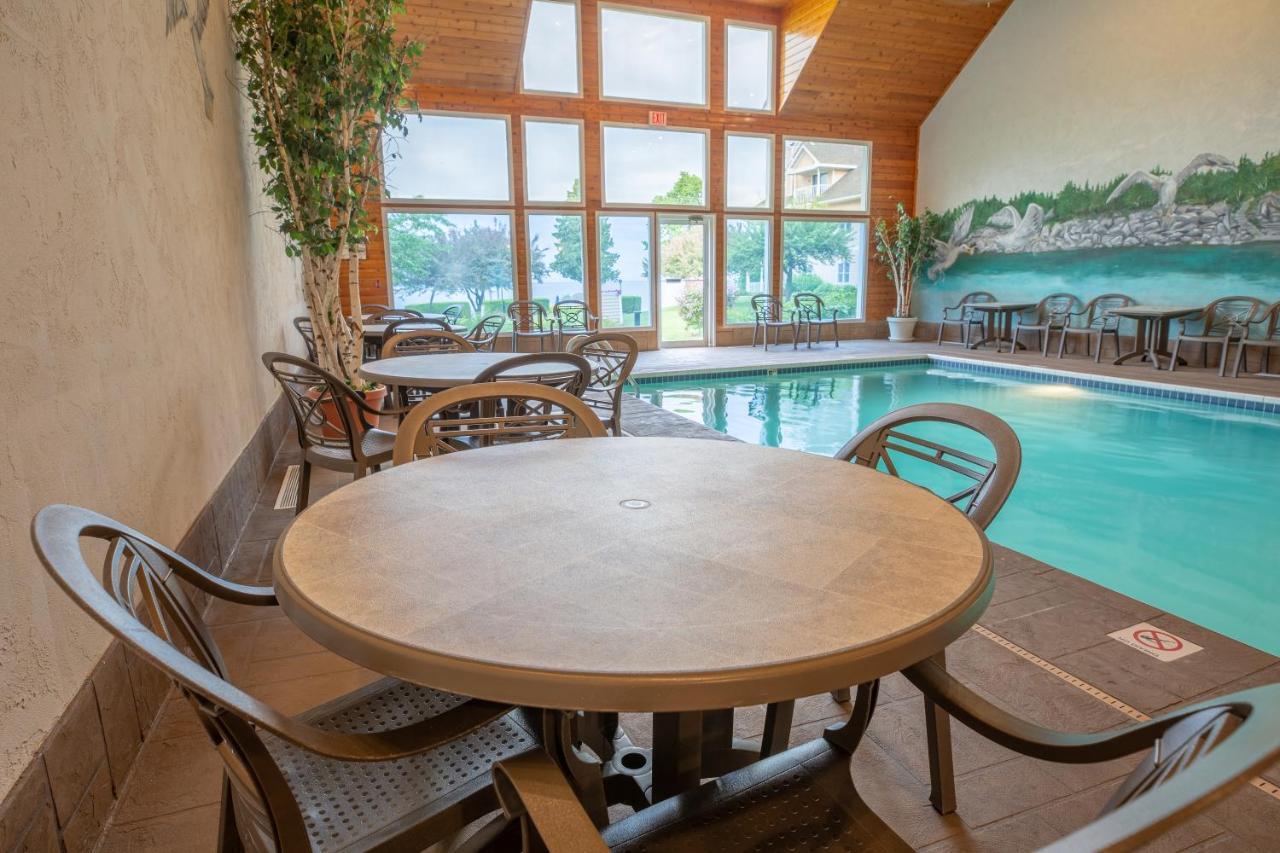Westwood Shores Waterfront Resort Стерджен-Бей Экстерьер фото
